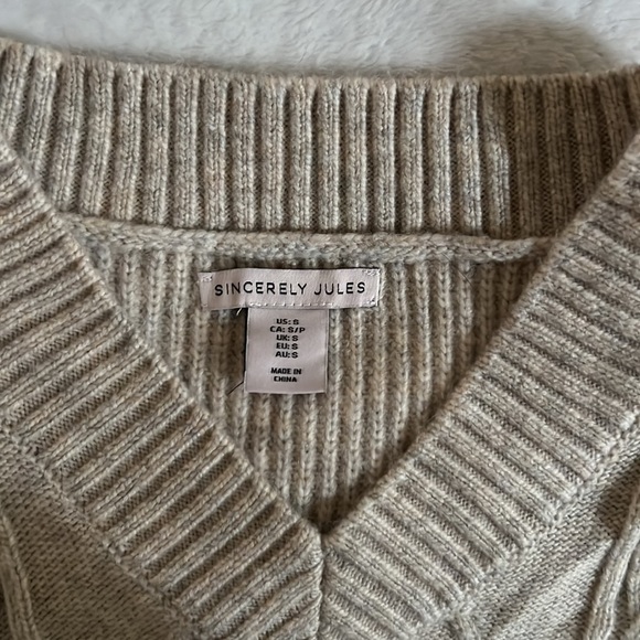 Beige colored sweater without sleeves - Picture 4 of 5